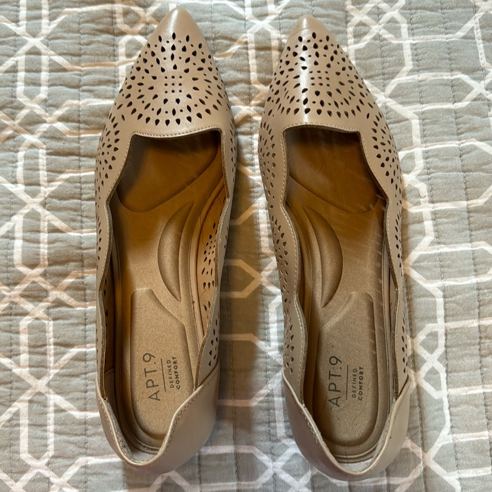 Super cute Apt. 9 defined comfort perforated ballet flats size 10